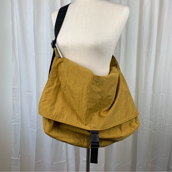 BAGGU Handbags - Baggu Large Messenger Bag in Tumeric Discontinued Style